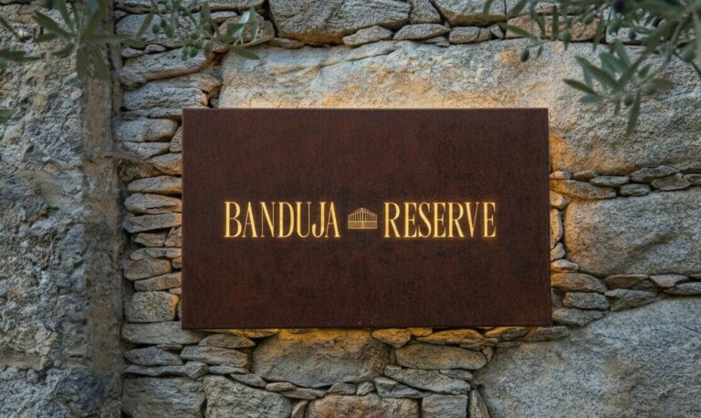Placa do Banduja Reserve numa parede de pedra