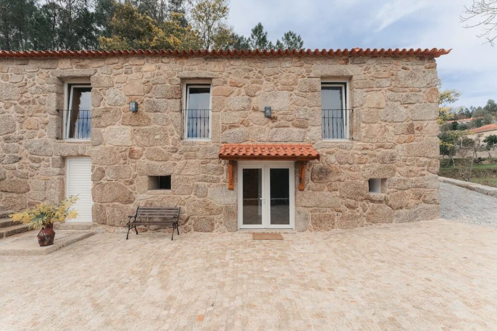 Fachada de pedra da Casa das Cabras