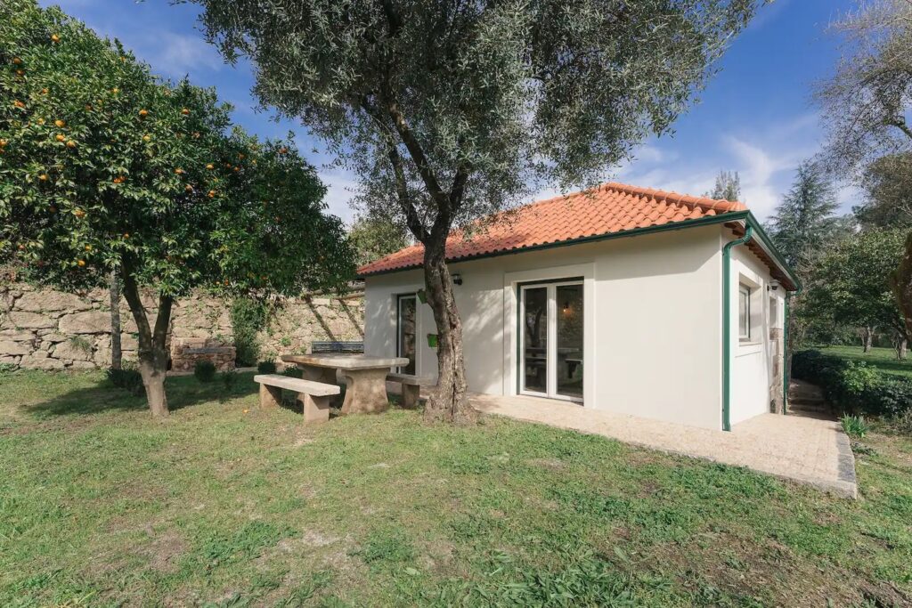 Casa das Oliveiras entre oliveiras e laranjeiras