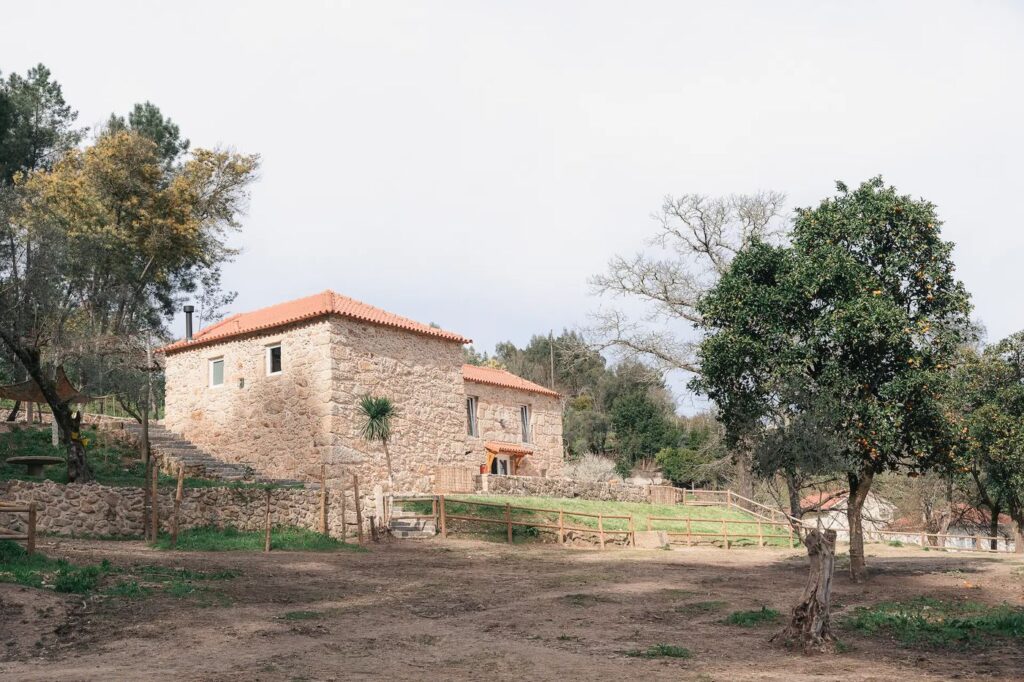 Casa de pedra junto ao cercado dos animais