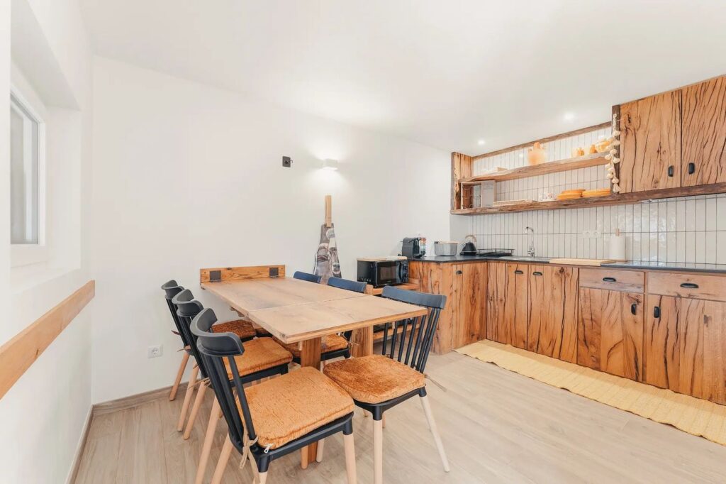 Cozinha e mesa da Casa das Cabras
