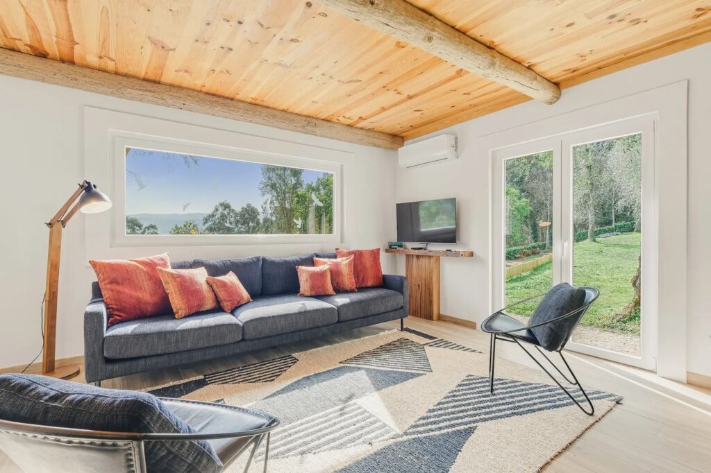 Sala da Casa das Oliveiras com janela para a paisagem