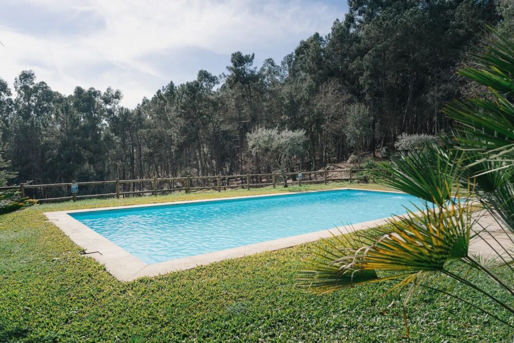 Piscina de água salgada junto à floresta
