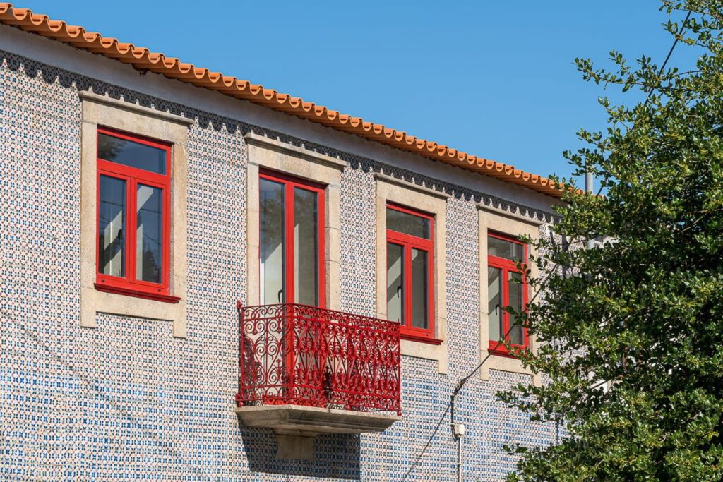 Fachada com a varanda de ferro