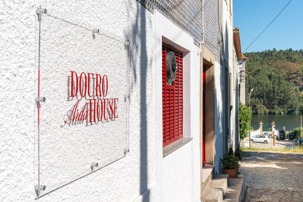 Placa do Douro Arda House na fachada