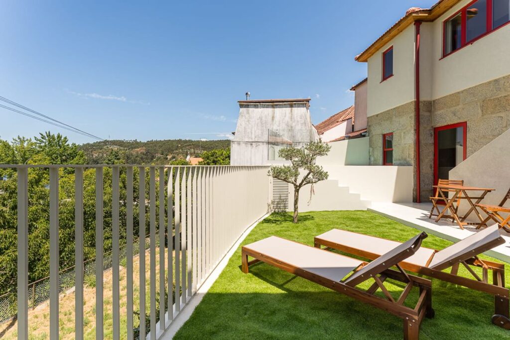 Espreguiçadeiras no relvado junto à casa