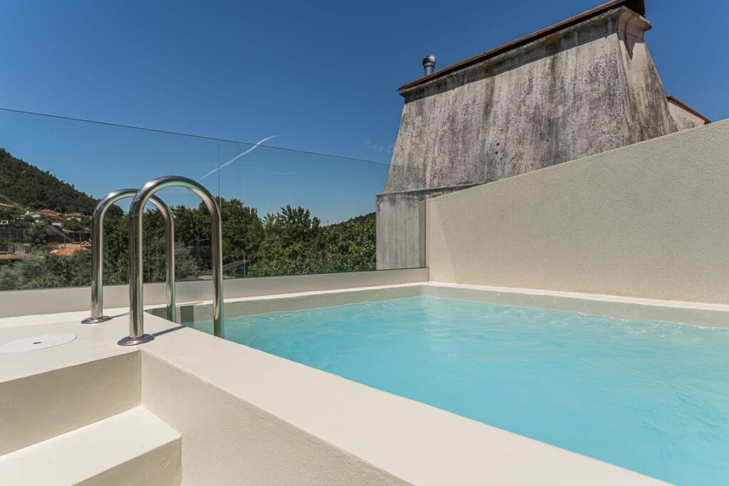 Piscina e escada