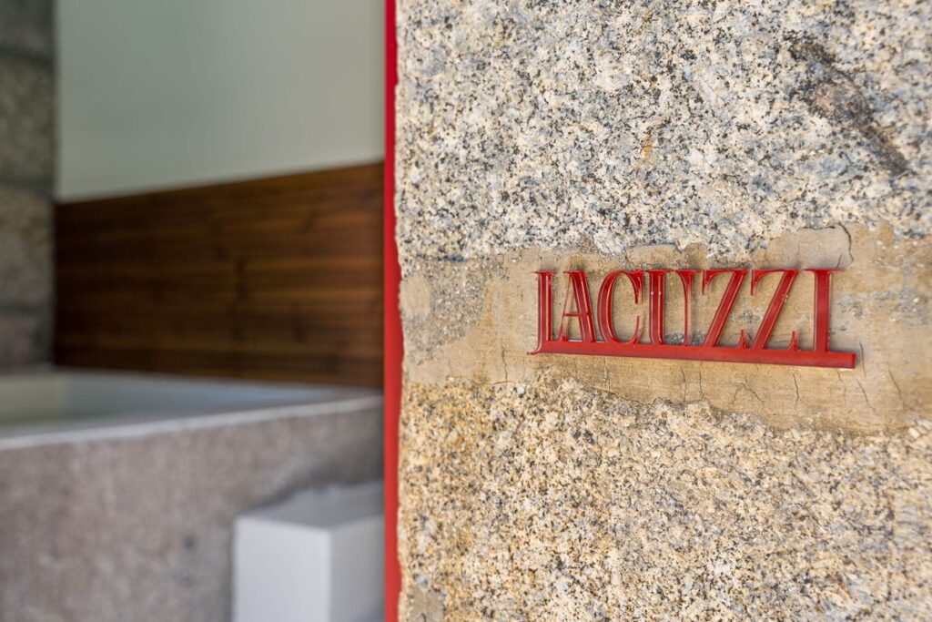 Letras do jacuzzi na parede de granito