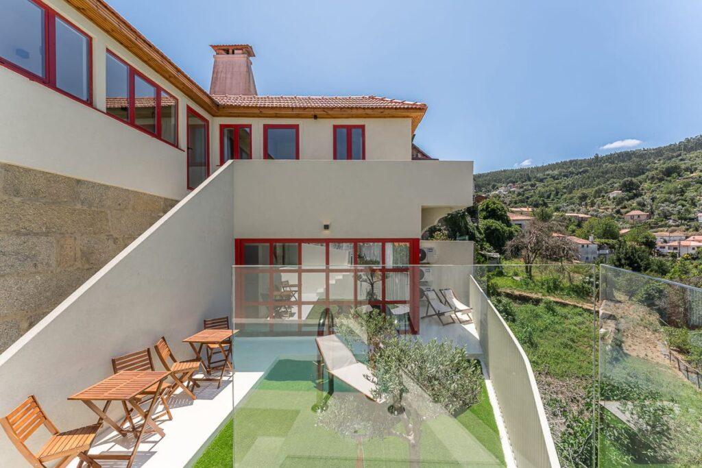A casa, o jardim e a piscina vistos de cima