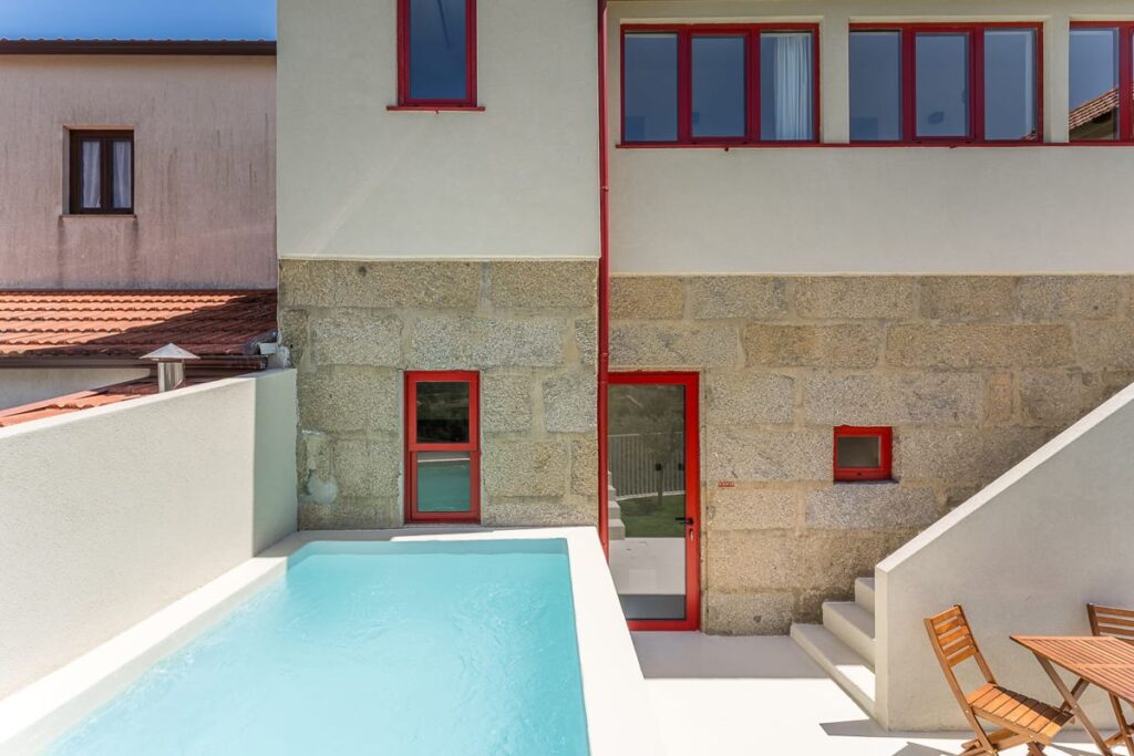 A piscina e a fachada depois da obra