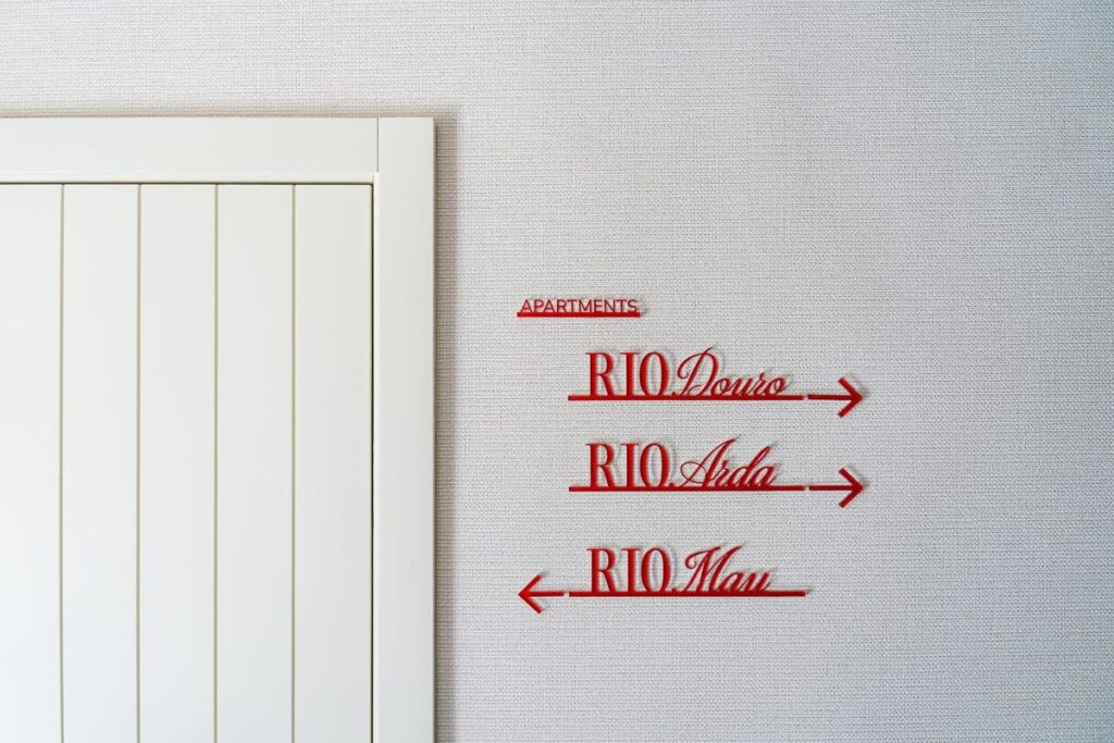 Sinalética dos apartamentos Rio Douro, Rio Arda e Rio Mau