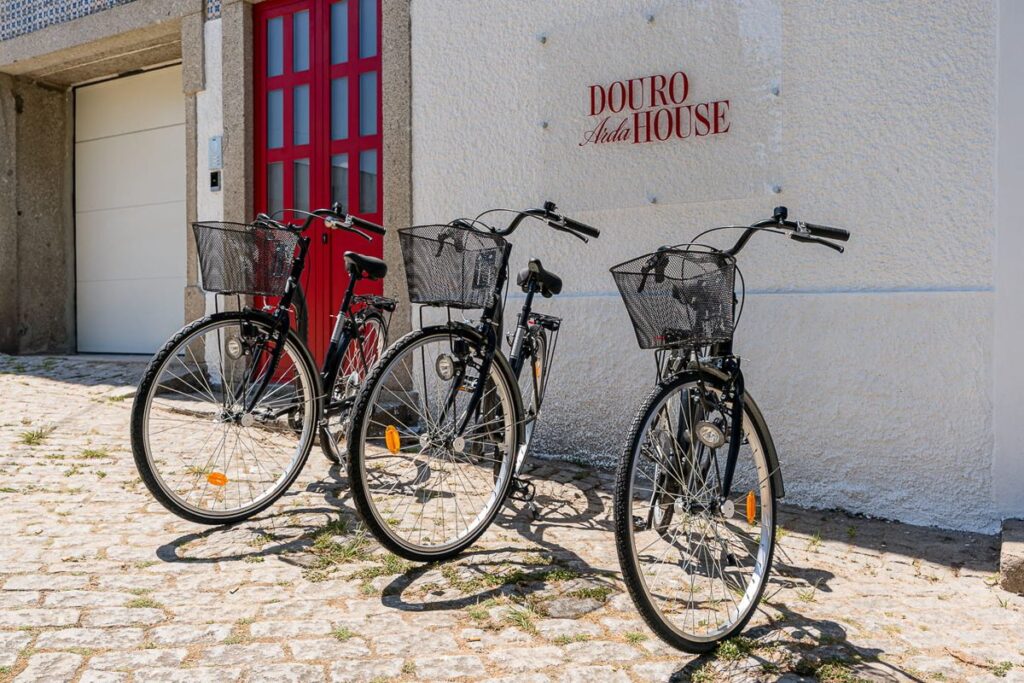 Bicicletas junto à placa da entrada