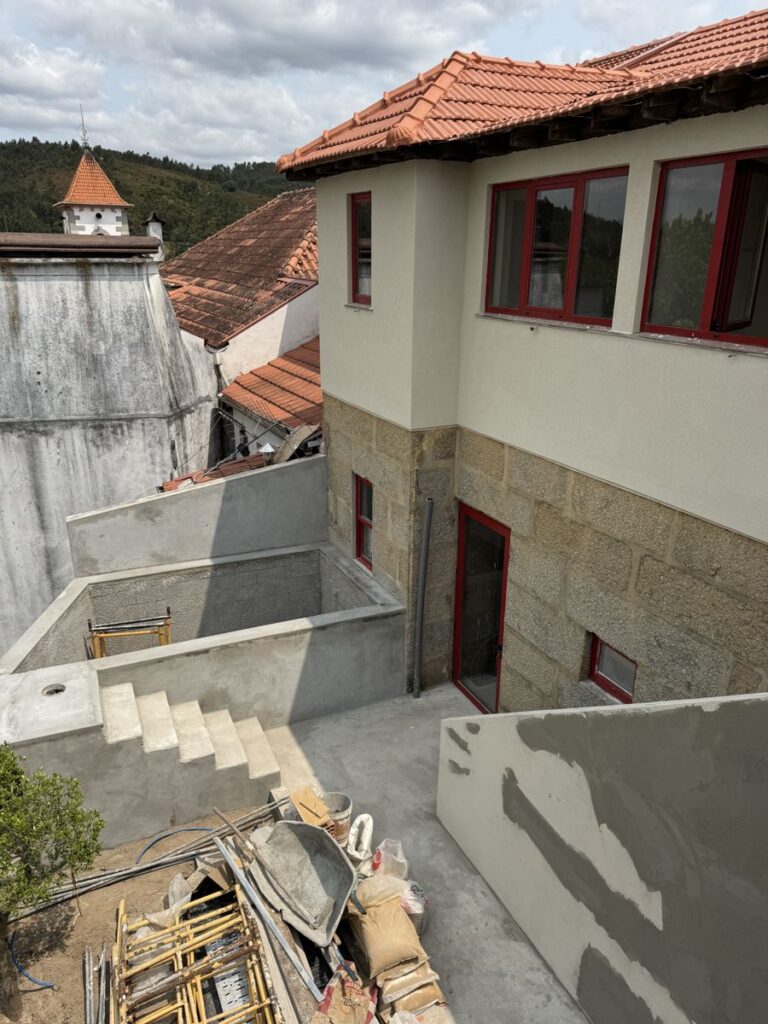 A casa em obra, com a piscina por fazer
