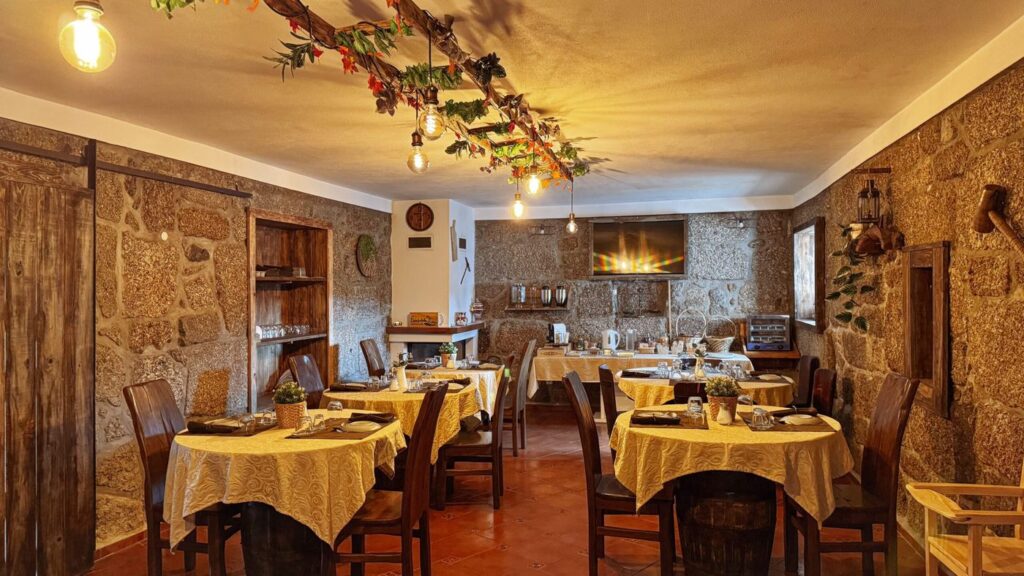 Sala do pequeno-almoço, com paredes de pedra