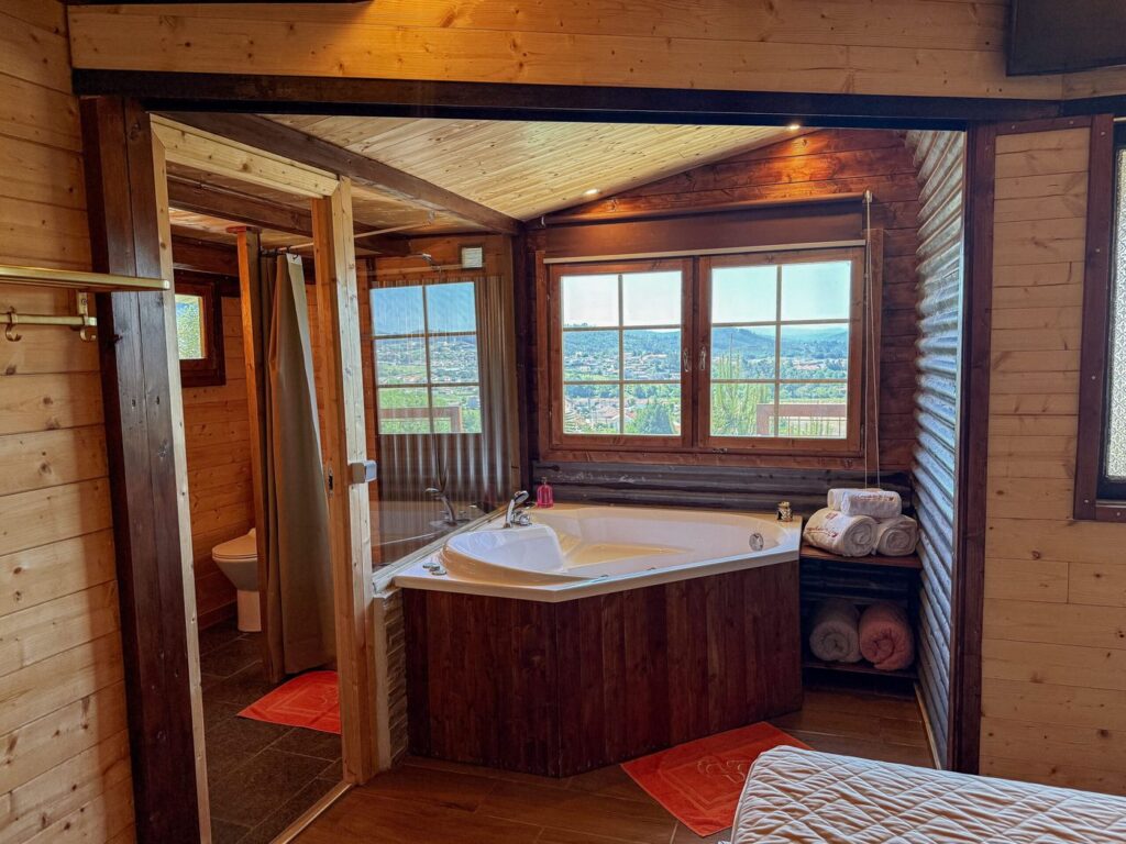 Jacuzzi da Suite das Oliveiras, em madeira