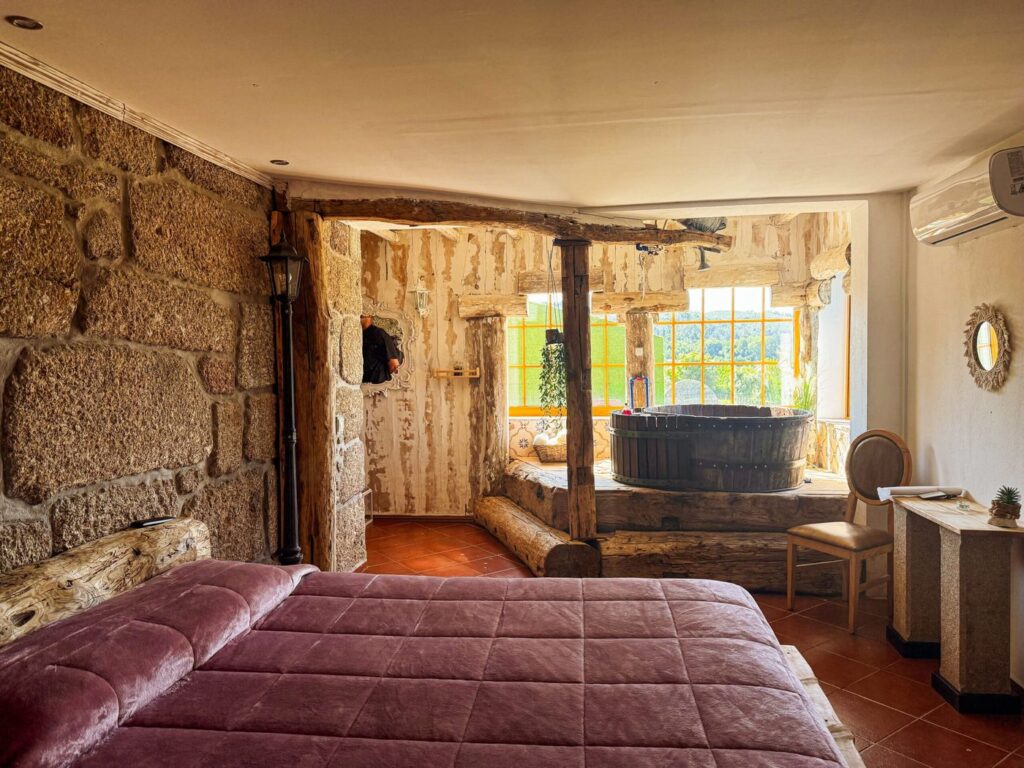 Suite do Campo, com paredes de pedra e cama de casal
