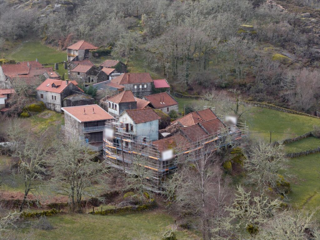 O centro da aldeia com uma das casas maiores em andaimes