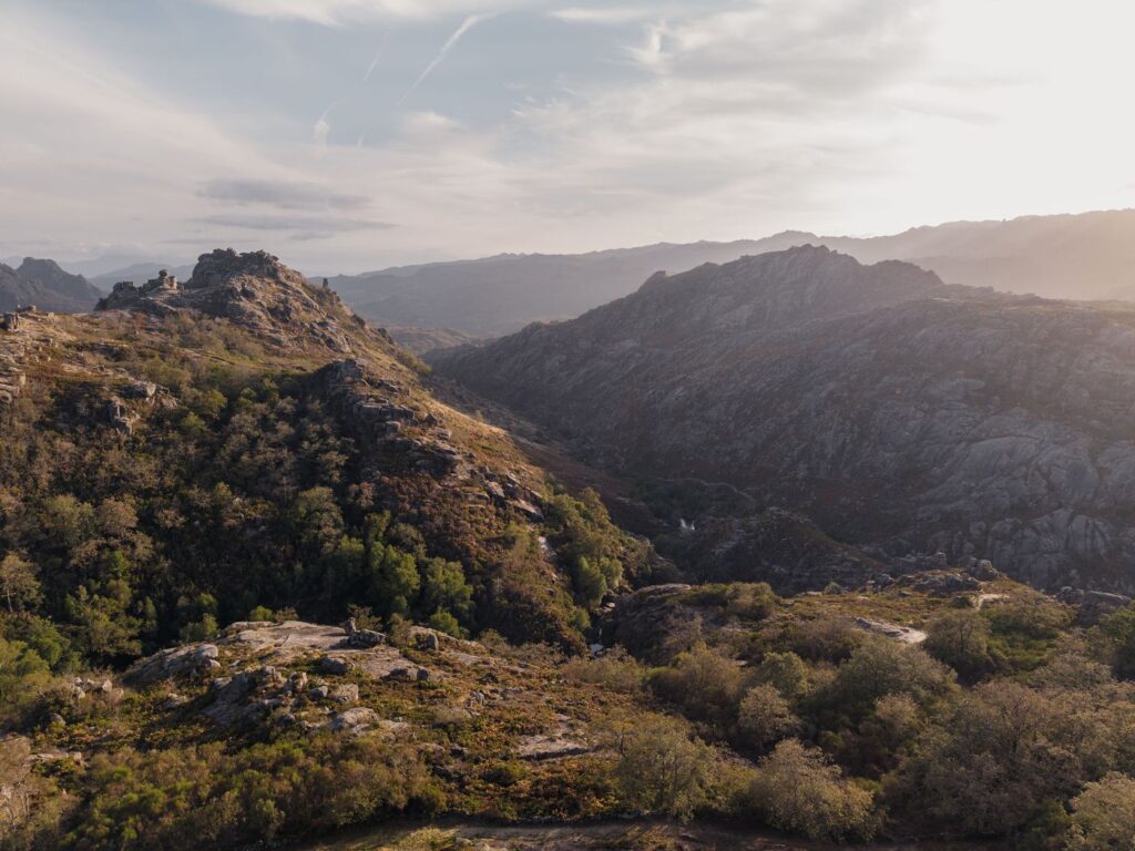 A serra de granito à volta da aldeia, com luz de fim de tarde