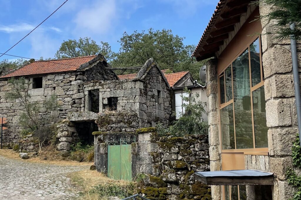 Rua de calçada com casas de granito por recuperar
