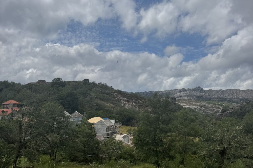 Casas em obra no vale, com a serra ao fundo