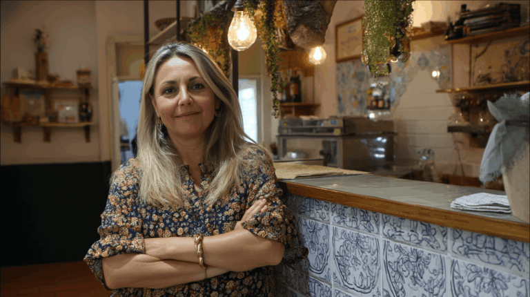 Proprietária de um alojamento ao balcão da receção