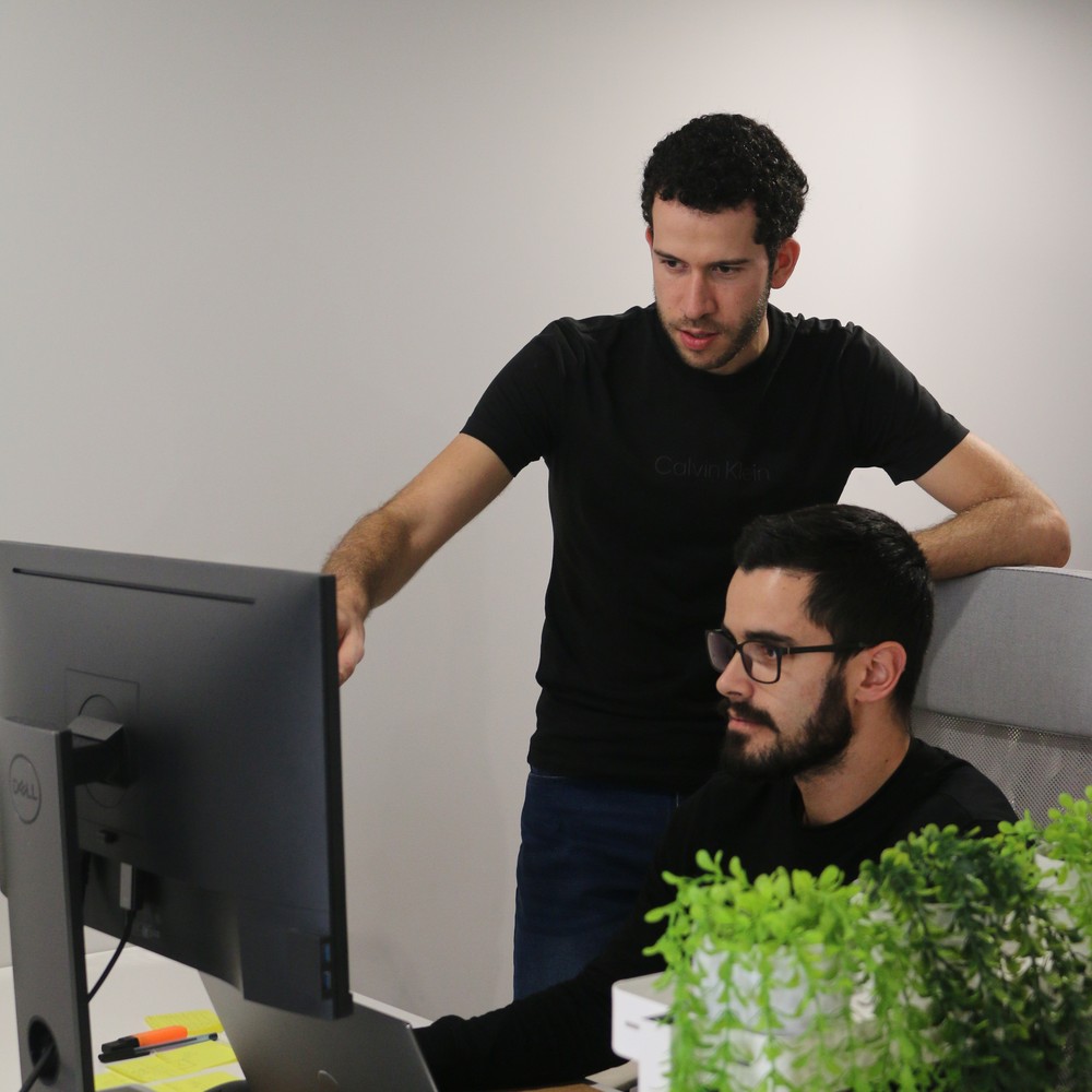 Hélder e Diogo, da Guest Grow, a verificar as ligações do website de um alojamento