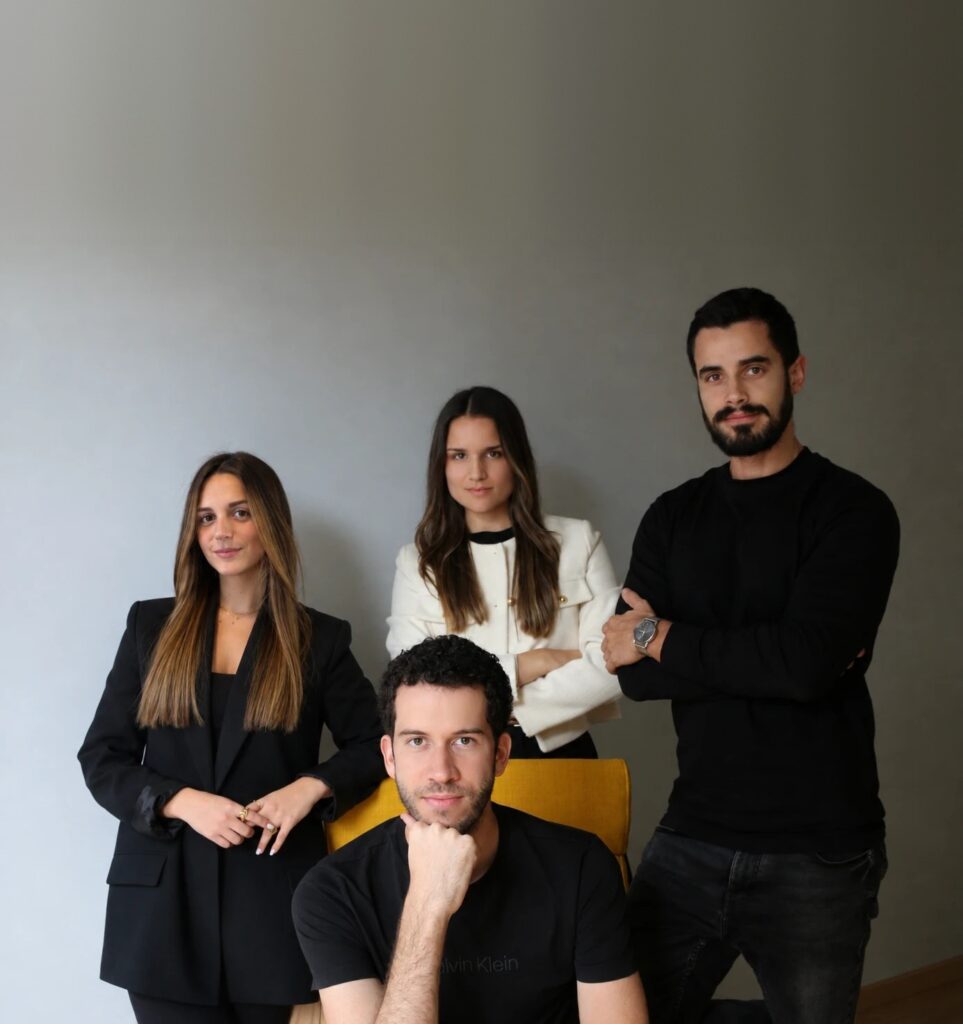 A equipa da Guest Grow: Adriana, Joana, Diogo e Hélder, num estúdio com parede cinzenta