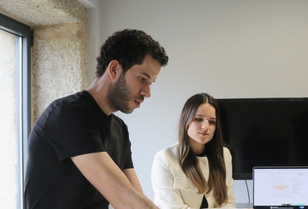 Hélder e Joana, da Guest Grow, a rever um projeto num portátil