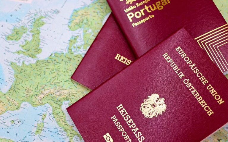 Passaportes sobre um mapa da Europa