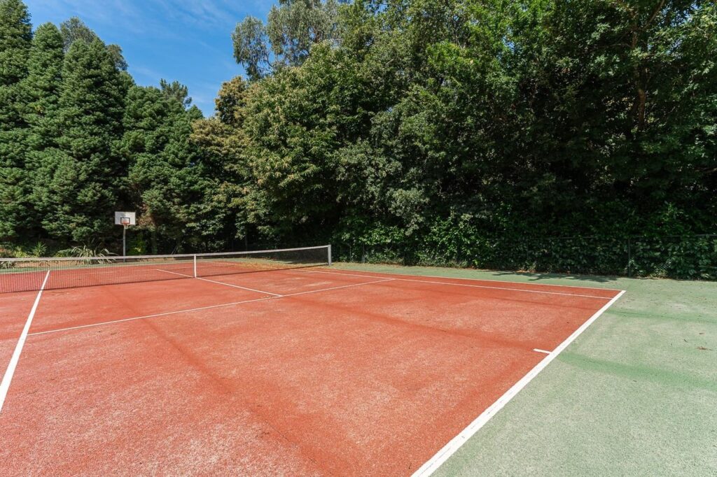 Campo de ténis com cesto de basquetebol