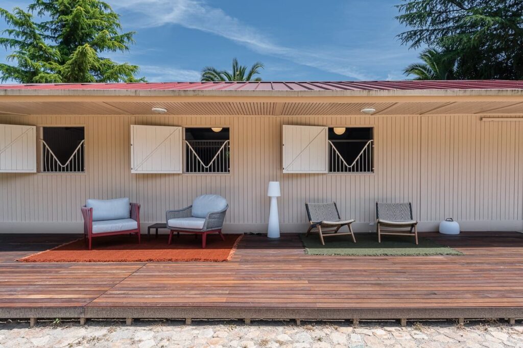 Fachada da Cavalariça com o deck e as cadeiras