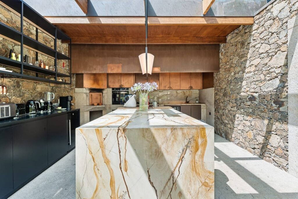 Cozinha da Casa da Piscina com ilha de mármore