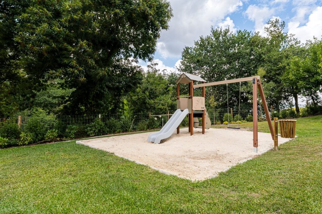 Parque infantil no relvado
