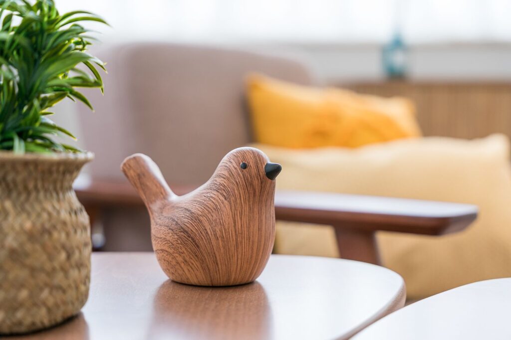 Pássaro de madeira na mesa da sala