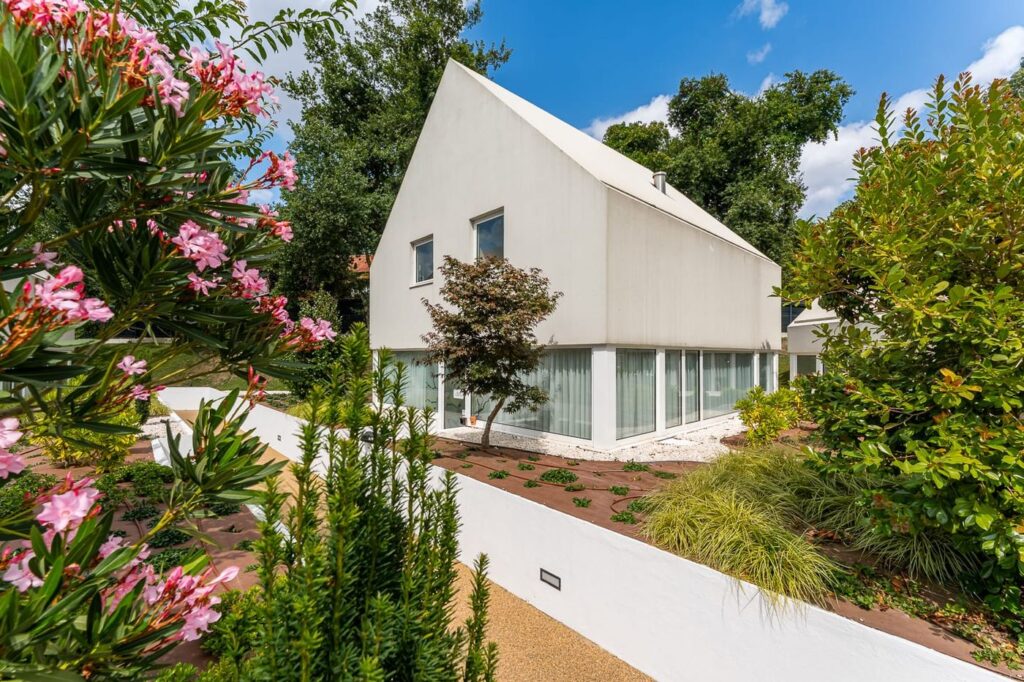 Villa com loendros em flor