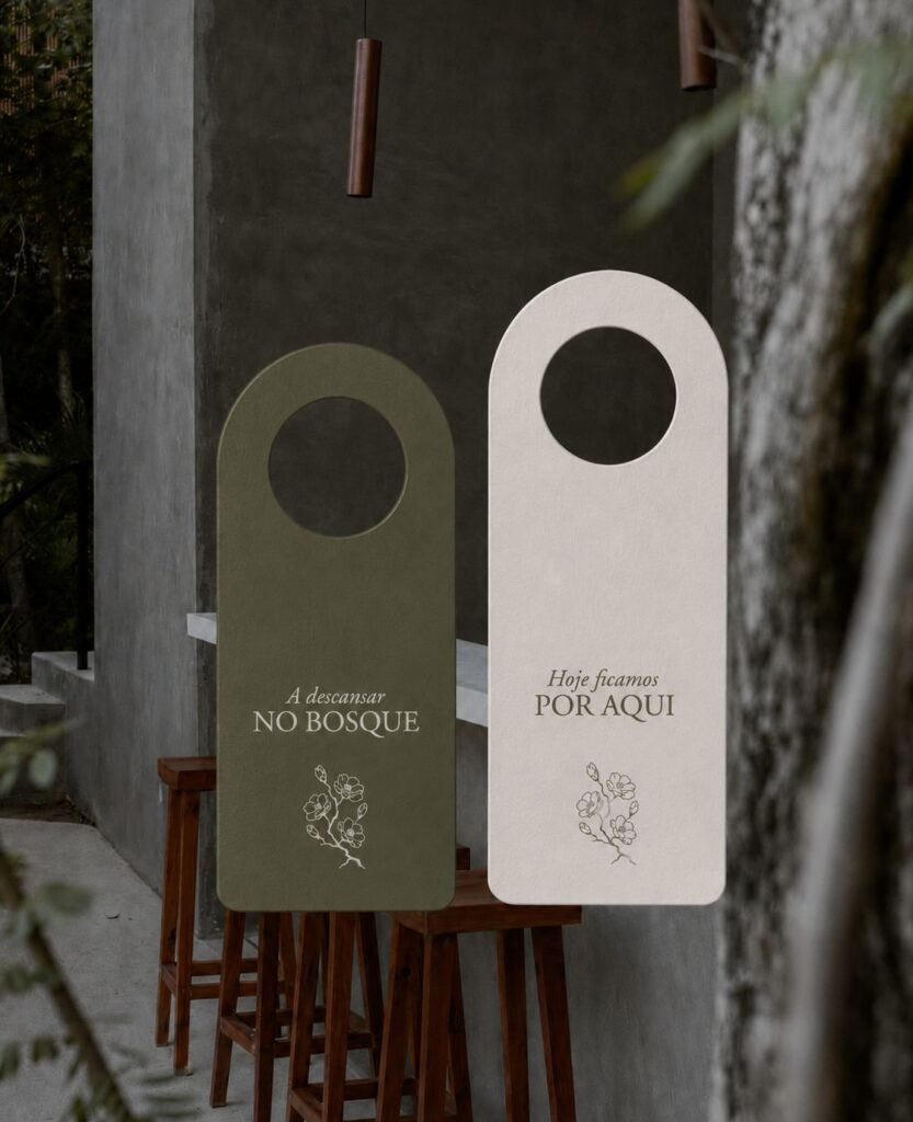 Avisos de porta «A descansar no bosque» e «Hoje ficamos por aqui»
