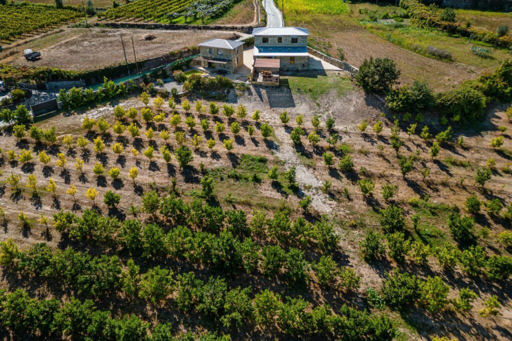 As casas de pedra e os pomares vistos de cima