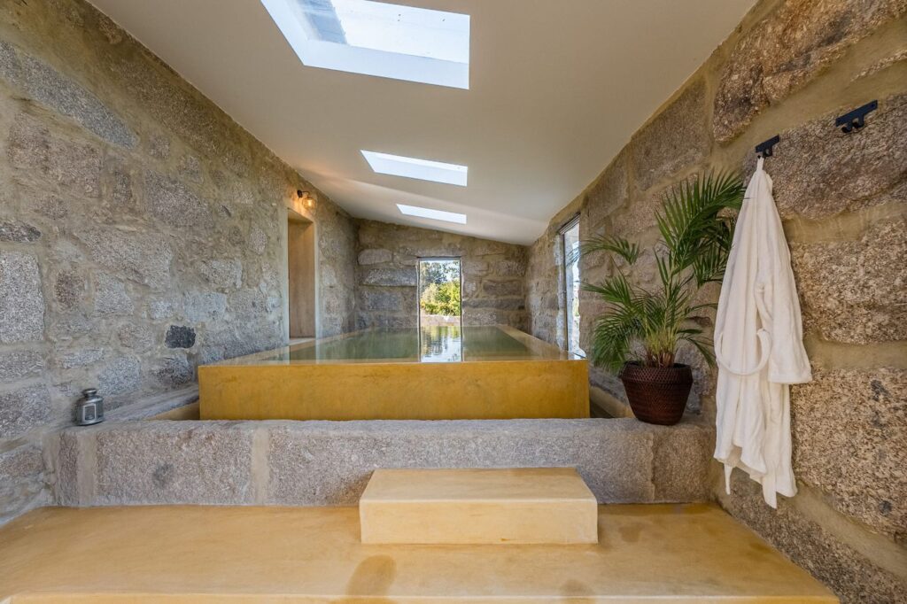Piscina interior aquecida da Villa, num antigo lagar