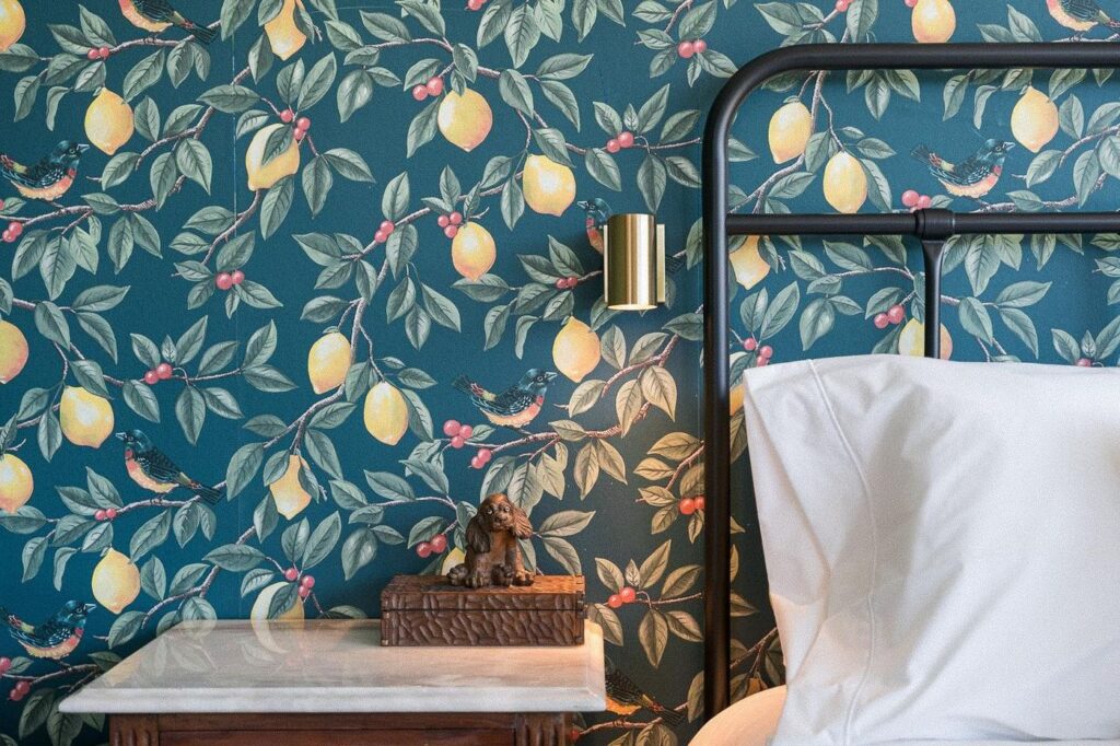 Papel de parede com limões junto à cama do Alpendre