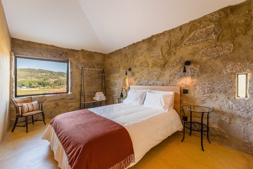 Quarto da Villa dos Limões com janela para o vale