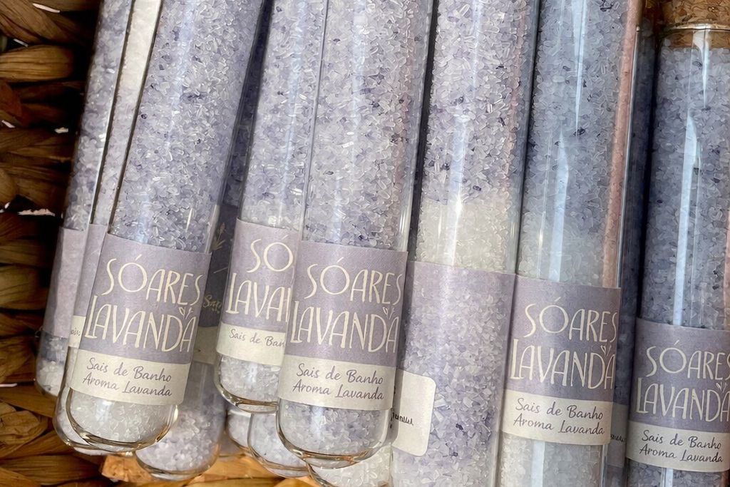Frascos de sais de banho com aroma de lavanda e o rótulo da marca