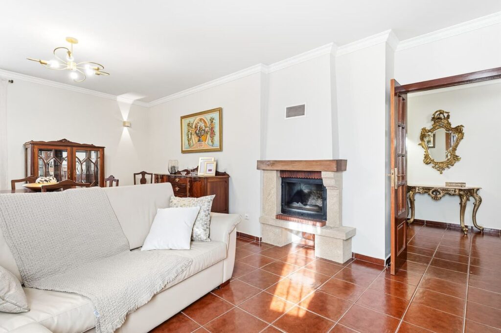 Sala com lareira e sofá claro