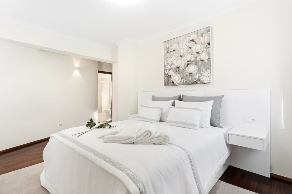 Quarto de casal com cabeceira branca